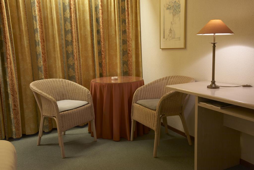 Hotel Heer Hugo هيرهيُخوفاتْ الغرفة الصورة